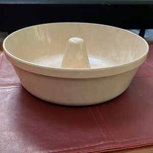 Vintage MICROWAVE Tan Bundt Cake Pan. 3” depth, 9” diameter.